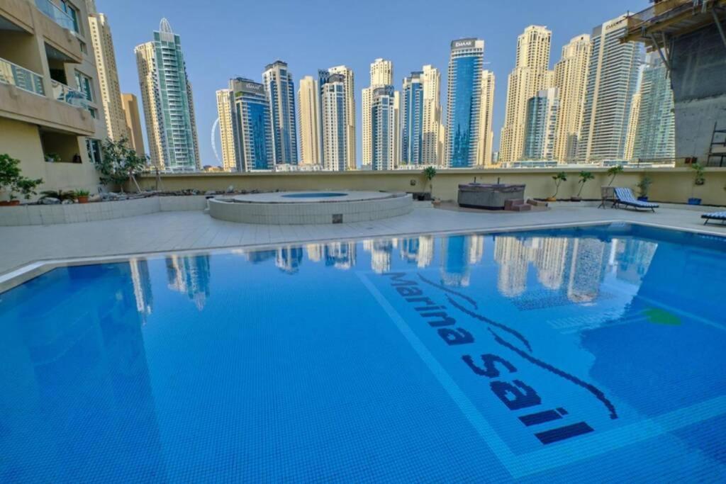 Lovely 1-Bedroom Apartment In The Heart Of Dubai Marina Bagian luar foto